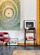 墙壁上这幅描绘人民大会堂天花板的油画来自艺术家李松松。地板上的小幅摄影作品来自Lois Conner。木几和椅子都是从三里屯公寓搬过来的老家具。