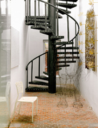 充满艺术感的旋转楼梯连接起一层画廊和二层起居空间，Chris的工作与生活从来都不是那么泾渭分明。