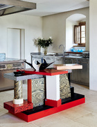 一件精彩的孟菲斯家具，稳稳地压住厨房的气场。工业感厨房和Tartar孟菲斯风格操作台由Ettore Sottsass在1985年设计。