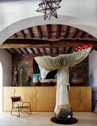 铁制皮革面料座椅由Jacques
Adnet设计。2.6米高的Giant Triple Mushroom 大蘑菇艺术摆件来自Carsten Höller。后方的摄影作品来自意大利摄影师Francesco
Jodice。