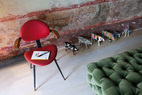 起居室細節：Mollino不銹鋼座椅有著紅色椅身。Meritalia沙發，Cow Parade的陶牛。