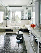 Dee浴室里的浴缸来自Kallista，浴盆和台面来自Caesarstone，地砖来自Flux Studios。