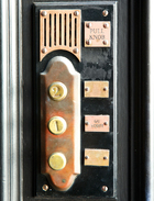 旧式黄铜把手和按钮都原封不动地保留着，背后却联上了最新的电话系统，门内人按电话键就能与门外人对话、自动开门，门上的摄像头则连接工作室的电脑以便看清访客。