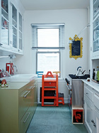厨房中的红色可折叠小梯子来自Magis。