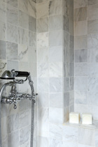 浴室中的灰色大理石地砖来自Antiekbouw，排水管材购自巴黎的Design & Bain，由Stella加工制作。