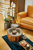 客厅一隅的泡茶桌，古朴而简单的茶席摆设，展现主人质朴的一面。