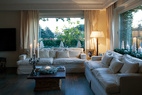 Mark Alexander的珠光天鹅绒沙发以及白色天鹅绒转角沙发都跟这个家的主色调一脉相承。滑轨大玻璃窗为这个家带来美妙的光线。