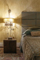 卧室与浴室的装饰都相对古典，衬着温馨的灯光，凸显着窗外壮丽而永恒的自然景观。主卧里，床头板的面料和床均为金色手工着色的天鹅绒面料所包裹，来自Faberge。Shagreen的床头柜来自France Art Deco。床头柜上放置着拿破仑三世时代风格的铜珐琅床头灯。