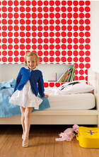 6岁Julia 的房间用了红色波点壁纸，整体感觉活泼俏皮。I s o t  K i v e t 红色波点壁纸来自Marimekko，床来自宜家家居。