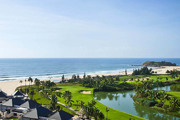 海南雅居乐莱佛士酒店 Raffles Hainan：酒店独拥绵延12公里的海滩，白沙细腻到可以融化一切。基础房型空...