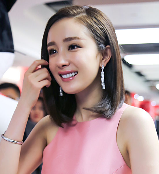 杨幂月牙笑真好看!迷人唇色是加分点