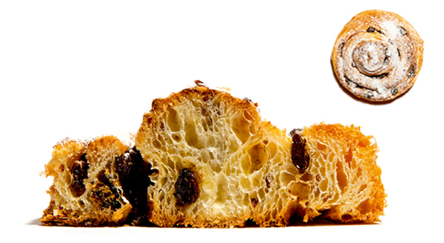 Raisin Danish 葡萄干丹麦抹黄油的时候一起放置上葡萄干，就能将其叠进层层松脆的面包中。