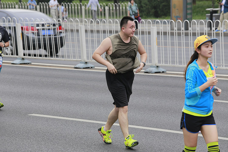 穿西装也能跑完北京国际马拉松吗？