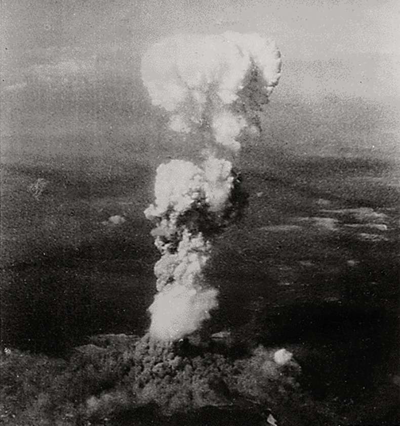 1945年8月6日,美国在日本广岛上空投掷一枚名叫"小男孩"的原子弹时的