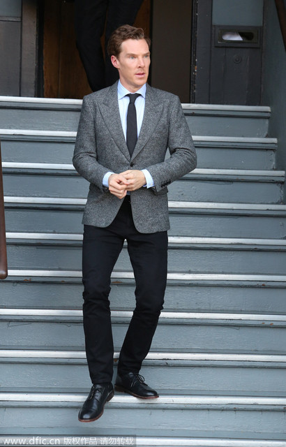 当地时间2014年11月15日，Benedict Cumberbatch现身好莱坞。温莎领浅蓝衬衫配搭粗呢西装外套。其实look本身并无值得评述的，重点是学习这个站立的拍照姿势，下楼梯时绷直的脚背拉长腿部线条，经典的抓袖口动作满满都是绅士感。