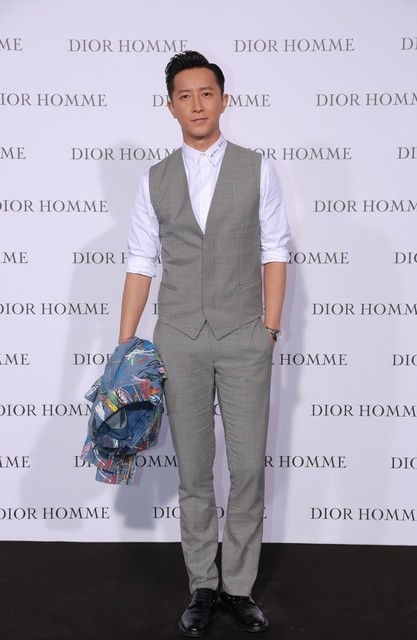 著名歌手、演员韩庚穿着Dior Homme 2015夏季系列套装，运动感十足