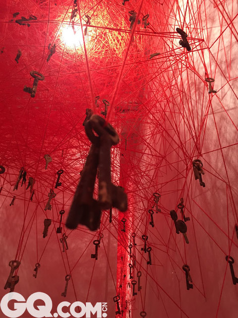 日本艺术家Chiharu Shiota的作品，名为“THE KEY IN THE HAND”现场用了十三万个钥匙，浸泡在药水里，生锈后由红绳拴在两艘木船上。