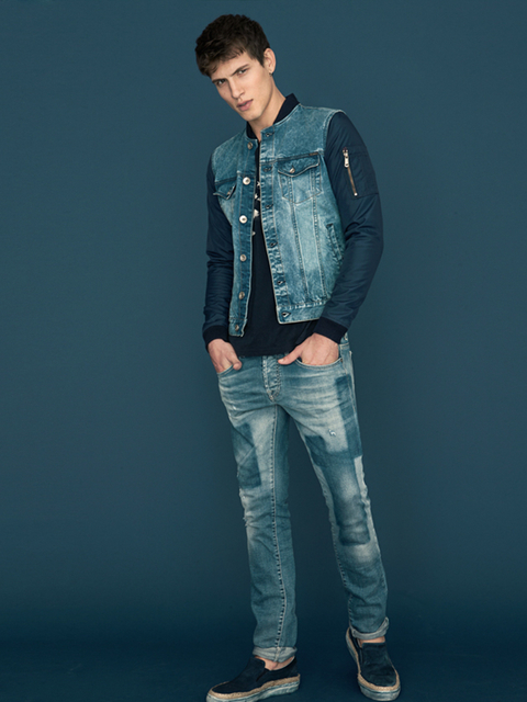 意大利牛仔品牌Gas Jeans邀请男模Adrian Cardoso合作推出春季男装型录。以永不过时的牛仔打造干净、精致的风格，夹克衫、牛仔裤、以及牛仔衬衫，清雅的色彩，少了随意不羁，多了几分儒雅。