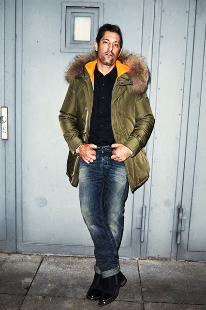 Wormland在2016年秋冬大片中继续与传奇模特Tony Ward合作。高对比度的画片，Tony Ward表现了一种嬉皮笑脸的态度，玩乐放松的姿态体现了他的老练。笔挺的西装，牛仔裤，夹克衫，属于秋季的色彩，让人与服装都更具成熟的魅力。