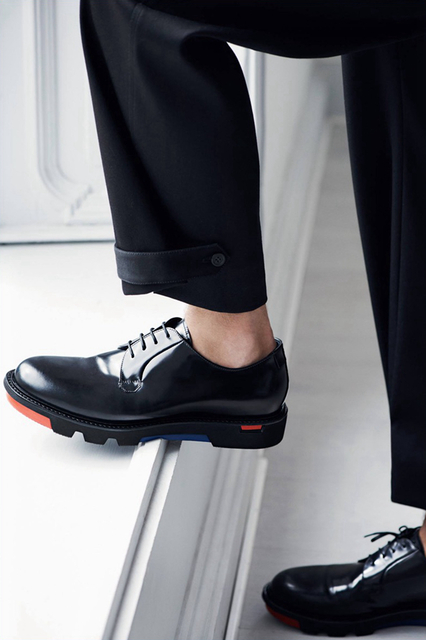 意大利时尚品牌Emporio Armani以“反差中寻求和谐”为思想推出了2017年的男装系列。细节处添加的元素，如裤脚处的纽扣，别有一番特色。橙色、蓝色与黑色的拼色鞋底为皮鞋增加了运动感。