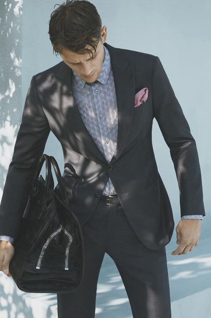 Giorgio Armani本季邀请俄罗斯男模Andrey Zakharov推出了以轻质西装为主的男装大片。本季推出包括编织运动夹克、阔腿裤、礼服衬衫、基础款的POLO衫、以及旅行手提袋，简约的款式却于细节处体现精致。