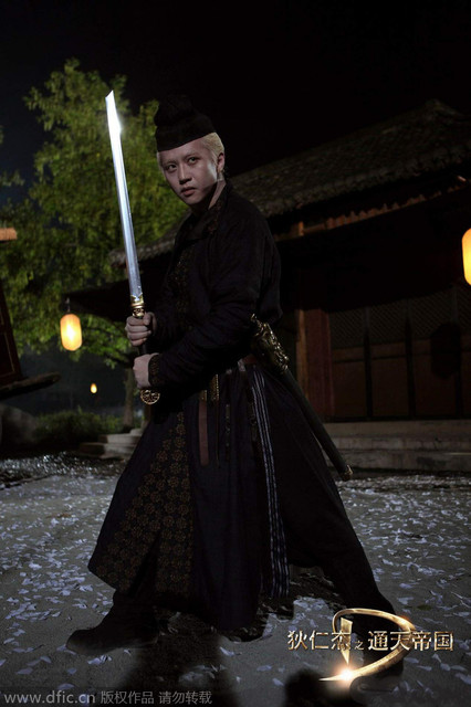 邓超在《狄仁杰之通天帝国》中饰演专门办案的大理寺少卿裴东来，一头银发，虽然形象怪异，但依然不减邓帅哥的风采。