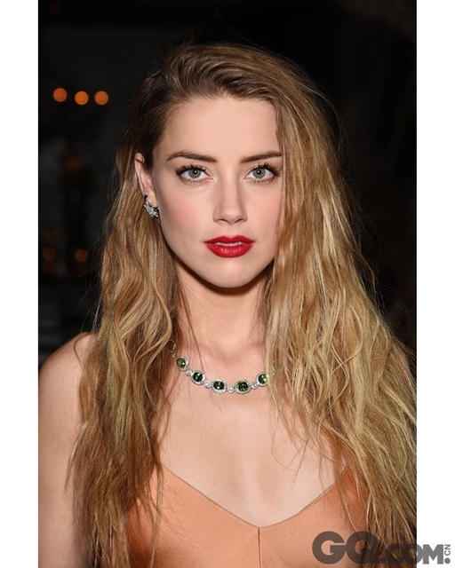 著名演员艾梅柏•希尔德（Amber Heard） 佩戴蒂芙尼2015 Blue Book“海之博韵”系列高级珠宝中的一款绿碧玺及钻石项链出席晚宴