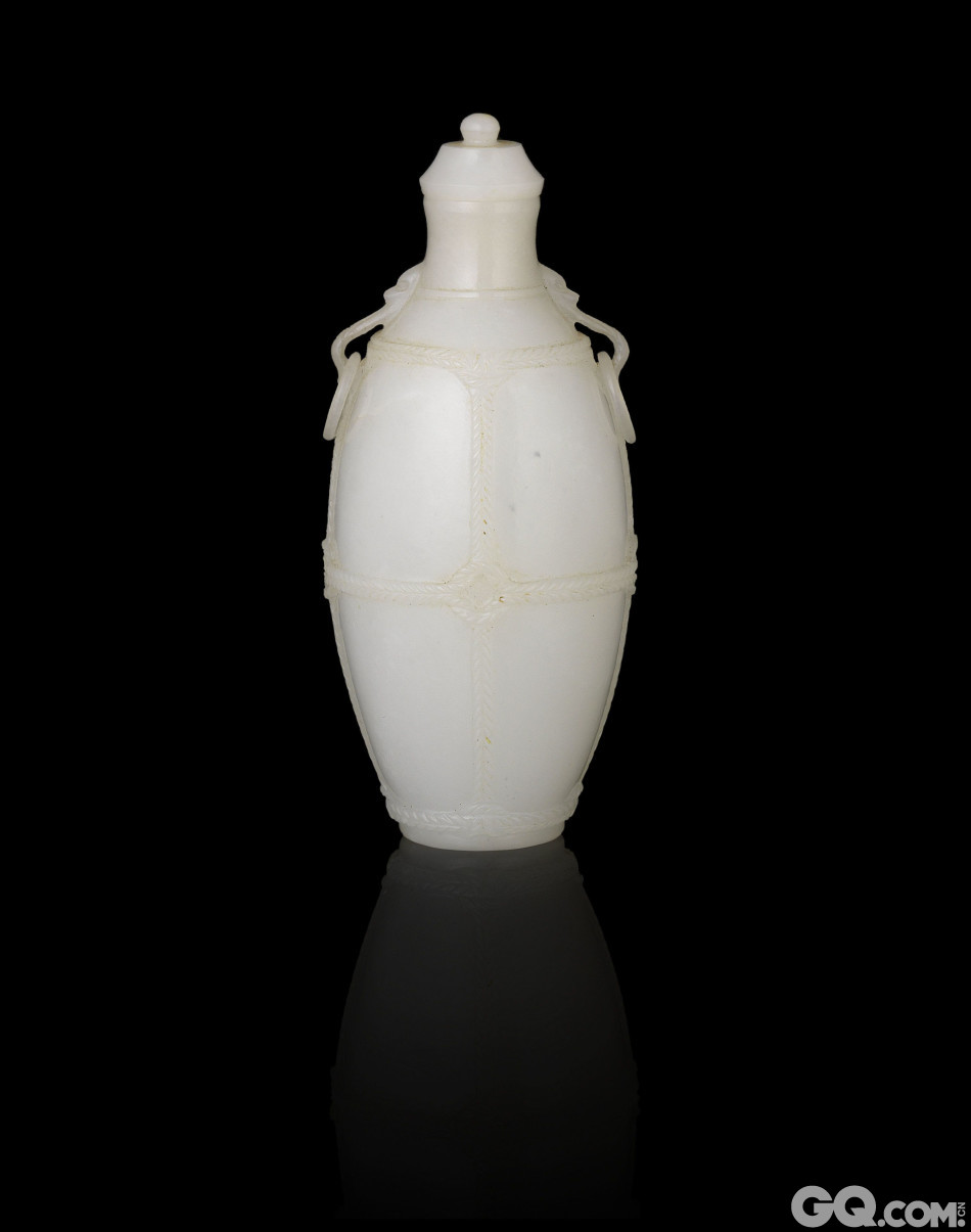 乾隆年间的玉瓶，估价520,000 - 770,000美元。