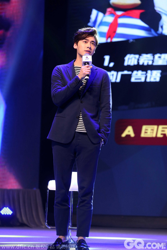 2014年12月8日，北京，李易峰出席某品牌发布会。休闲西装配便鞋，内搭条纹元素是想往高缇耶调调上靠拢吗？发型腕表也没出格，所以总体来说清爽又合理。