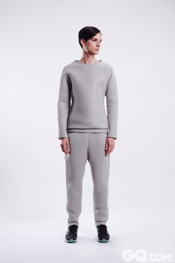 男装品牌 Vidur 日前发布 2015 秋冬系列。延续了上一季度的功能性与现代感。黑、白的色彩运用呈现出强有力的摩登感受，不断强化着品牌三年来的设计风格。