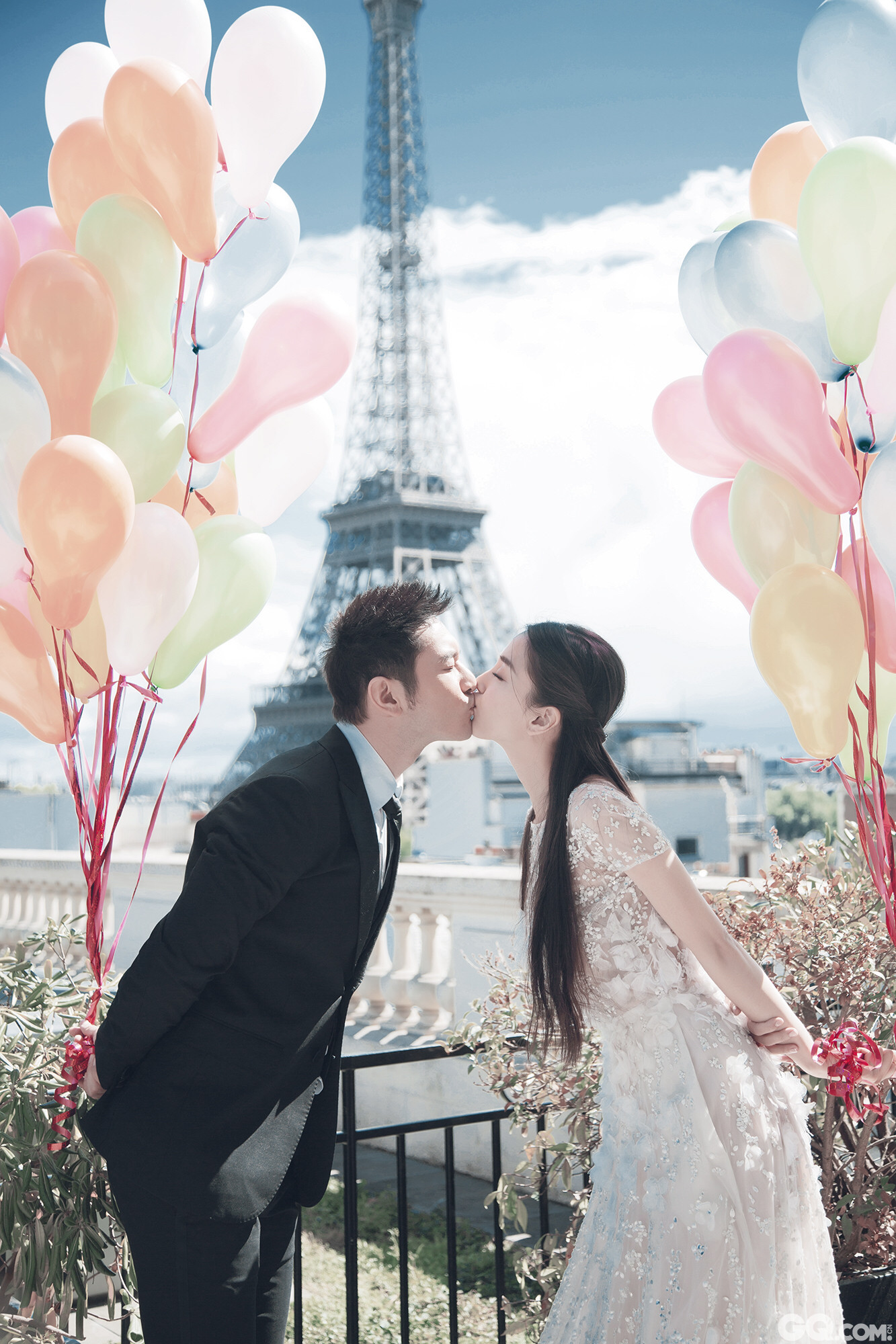黄晓明与Angelababy将在全民瞩目下于上海展览中心举行梦幻婚礼。8日上午，网上提前曝光一组二人在法国拍摄的唯美婚纱照。在埃菲尔铁塔的见证下，黄晓明和Angelababy甜蜜拥吻，浪漫指数破表。