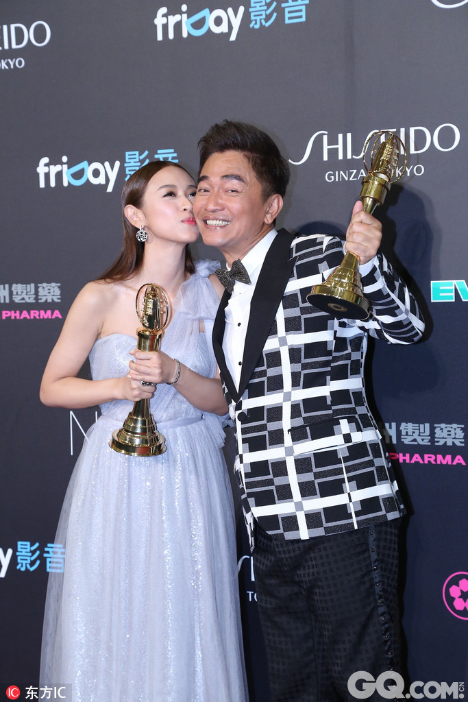 摘得最佳综艺节目主持人奖的吴宗宪获得女儿吴姗儒的亲吻。