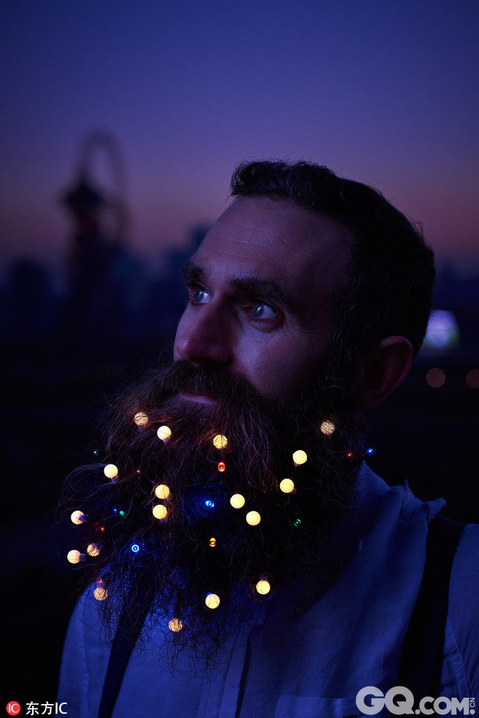 英国伦敦，又到了一年一度男人们把胡子装饰成圣诞树的时候了。今年的圣诞季，伦敦东村E20的圣诞市场推出为绅士们装饰胡子的服务，可以给你的胡子装饰上各种梦幻的小彩灯，让你变成一棵行走的圣诞树！