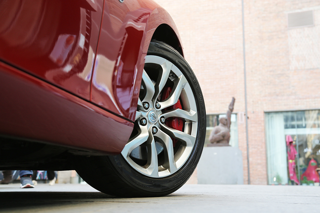18英寸轮胎与轮毂是370Z的标准配备，红色的Nissmo卡钳则彰显着370Z的运动特质。