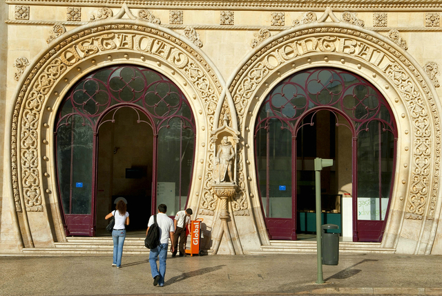 罗西欧火车站——葡萄牙里斯本罗西欧火车站建于1886年，由建筑师Jose Luis Monteiro设计，八个门的宫殿和难以置信的装饰钟楼令人印象深刻。

