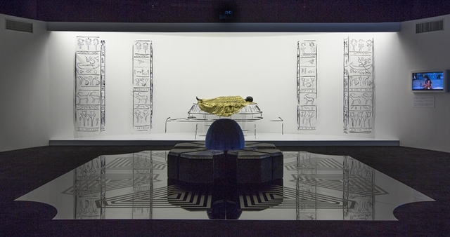 展览现场以独特的艺术手法赋予泰勒珍藏珠宝和泰勒代表作《埃及艳后》中的经典场景以崭新的演绎