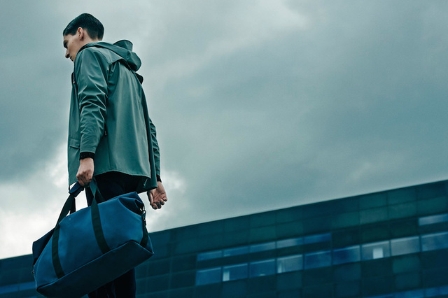 丹麦品牌RAINS，日前推出了2015春夏系列服装。以户外休闲为主题，推出了色彩丰富的冲锋衣以及雨衣，具备防水的功能外，又具有时尚感。轻薄的材质，易于折叠携带。