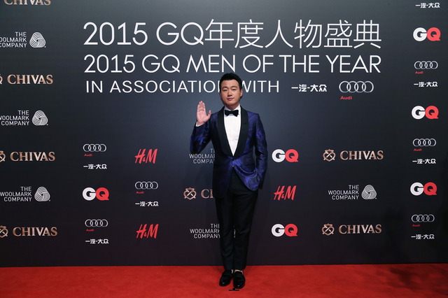 #2015GQ年度人物盛典# @佟大为 身穿Tom Ford西装礼服，脚穿Jimmy Choo鞋履亮相红毯。