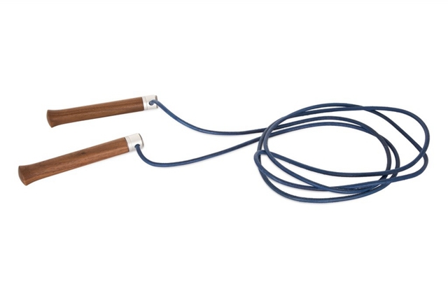 12 月起于 Berluti 各专卖店独家发售

跳绳价格为 人民币4,300元，哑铃价格为 人民币11,000元。