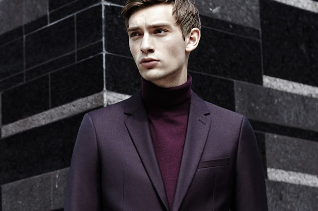 Reiss在本季推出了商务男装系列，经典的蓝色、黑色与灰色是必不可少的。此外，还有深紫色的西装，内搭紫红色高领毛衣，色彩的层次变化，优雅中略显魅惑。冬季在西装里搭配一条同色系围巾，既增加了时尚层次感，也起到了保暖的作用。