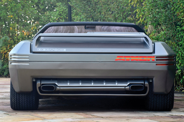 　　诞生于1980年的兰博基尼Athon概念车完全诠释了那个时代的楔形潮流，车子侧面看上去尖锐得像一把匕首——展现了那时人们对空气动力学的研究成果。
