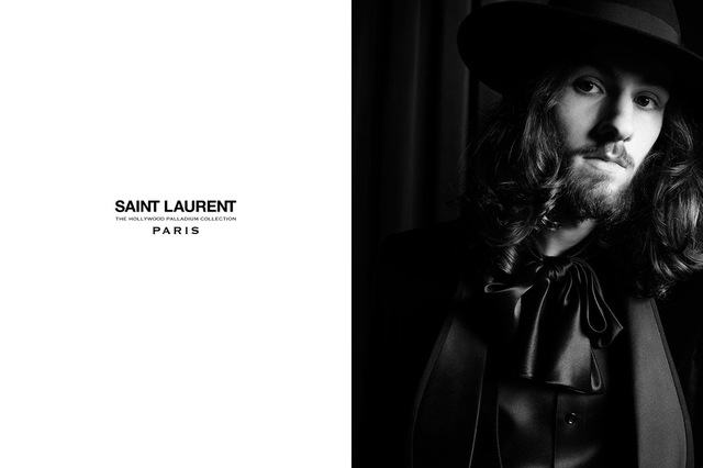 Saint Laurent推出了2016年的秋冬大片，好莱坞帕拉丁音乐厅的广告橱窗为本季时尚作出了最新设计。黑白的色调，低调而奢华。沉思少年的POSE，勾勒出了肖像感十足的画面。