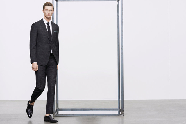 BOSS by Hugo Boss本季推出了最新款的男士西装，除了黑色与灰色的经典款式外，还有浅粉色的西装，年轻而独特。修身的剪裁，精致的面料，一丝不苟的时尚态度让BOSS by Hugo Boss具有独一无二的品位。