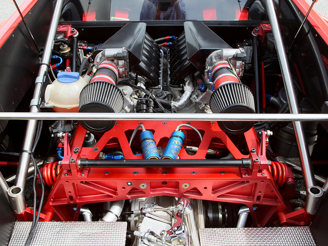大众W12超跑，顾名思义，它运用了一台W12引擎作为其心脏。这台6.0升引擎的压缩比为12.0:1，采用自然吸气的进气形式，却有着高达600马力，620牛米的恐怖实力，强大的动力推动这台仅1.2吨的超跑在3.5秒内就能完成0-100 km/h加速。