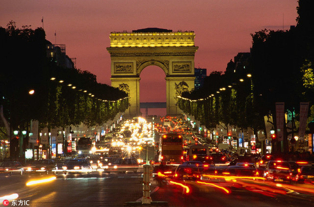 巴黎这个浪漫之都，每到跨年夜凯旋门就灯光异彩、烟花璀璨，人们聚在这互相拥抱亲吻，倒数，新年就在这么浪漫的气氛中到来。