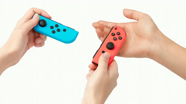 NO.3可拆卸手柄
Nintendo Switch游戏机附带的手柄是可以拆卸的，可以将手柄的左右两端拆分下来，变成两个独立使用的游戏控制器，虽然小巧，但非常实用，在需要时能够和朋友一起玩多人游戏，无论整合还是拆分，都非常的灵活。虽然有时候看起来有点奇怪，但控制起来依然非常精确。
