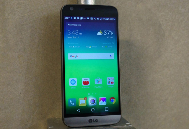 NO.1 LG G6
前段时间有外国媒体爆料称，LG G6手机会取消原来的模块化概念，同时加入防水的功能。除了上述比较大的变动外，此款手机也将实体的电影按键取消，不过加入了后置双摄像头。处理器为骁龙835，支持无线充电和虹膜识别功能。
