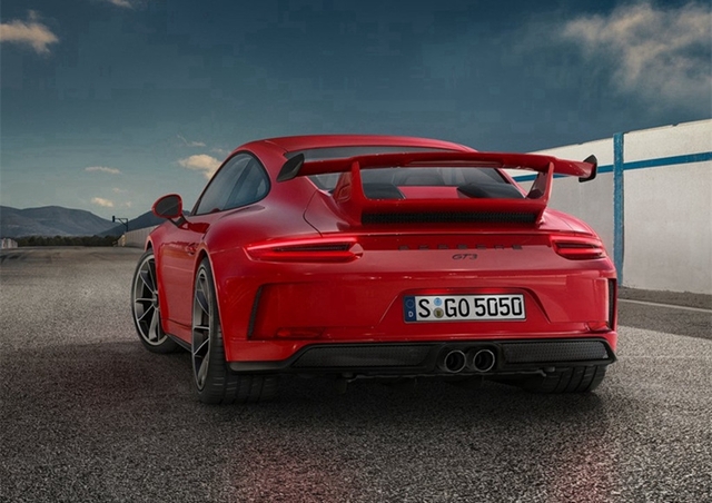 如此快的车速，那安全真的可以保障吗，会不会太快偏离轨道呢。完全不用担心，911 GT3采用了米其林为赛道性能所开发的PS CUP 2轮胎，该轮胎拥有极强的抓地力，可以为911 GT3在过弯时提供更强的稳定性。