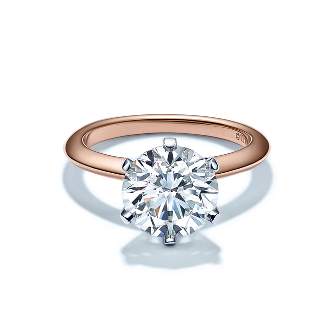 蒂芙尼在经典钻戒诞生130周年之际，全新发布了The Tiffany® Setting蒂芙尼六爪镶嵌18K玫瑰金钻戒。在这款钻戒首次问世时，首先推出的就是以18K黄金打造的戒环，随后又推出了铂金戒环。这款钻戒是蒂芙尼发展历史上的里程碑之一。
