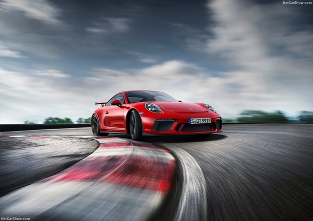 911 GT3后轮主动转向控制程序经过升级调整，配合新一代电子助力转向系统，丰富且真实的路感通过方向盘源源不断地传递上来；